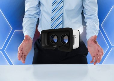 Sanal gerçeklik kulaklığı olan adam.