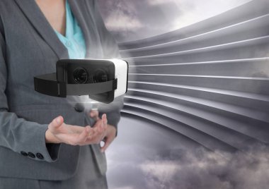 Sanal gerçeklik kulaklığı olan adam. 