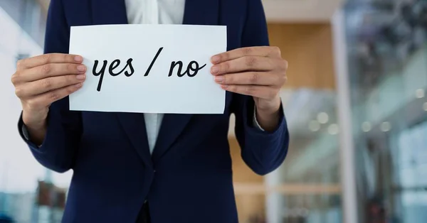 Mujer de negocios sosteniendo una tarjeta con texto sí / no — Foto de Stock