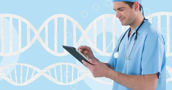 Homem médico usando um tablet com fita de DNA 3D — Fotografia de Stock