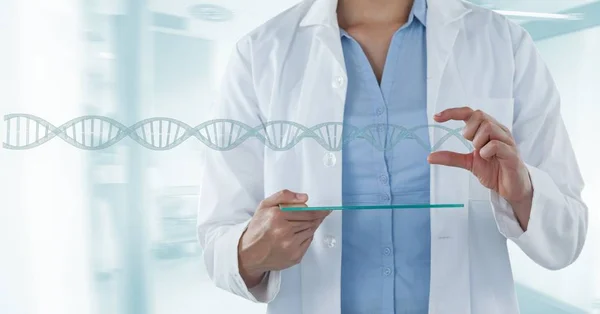 Доктор жінка взаємодіє з 3D ланцюжком ДНК — стокове фото