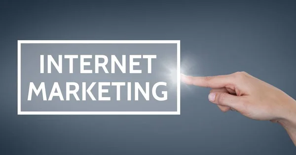 Main interagissant avec le marketing Internet — Photo