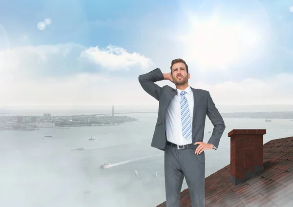 Uomo d'affari in piedi sul tetto con camino e città porto marittimo — Foto Stock