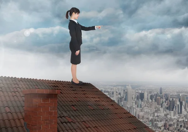 Mujer de negocios de pie en el tejado — Foto de Stock