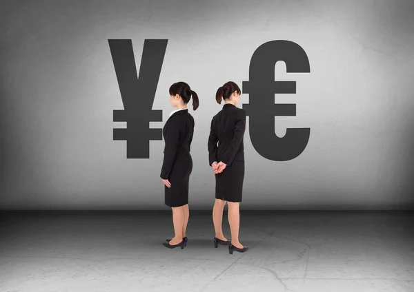 Yen of Euro met zakenvrouw op zoek in tegengestelde richtingen — Stockfoto