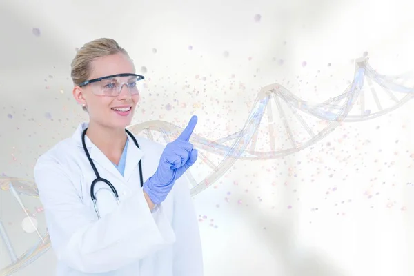 Mulher médica feliz interagindo com fita de DNA 3D — Fotografia de Stock