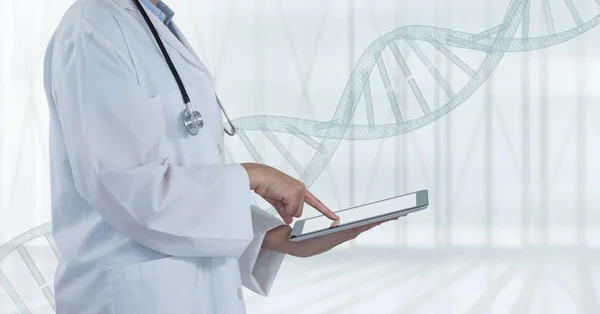 Médico usando um comprimido com fita de DNA — Fotografia de Stock