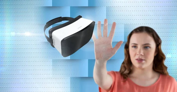 Mulher tocando fone de ouvido realidade virtual — Fotografia de Stock