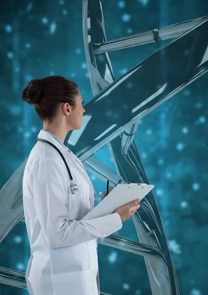 Γιατρός γυναίκα στέκεται με 3d σκέλος Dna — Φωτογραφία Αρχείου