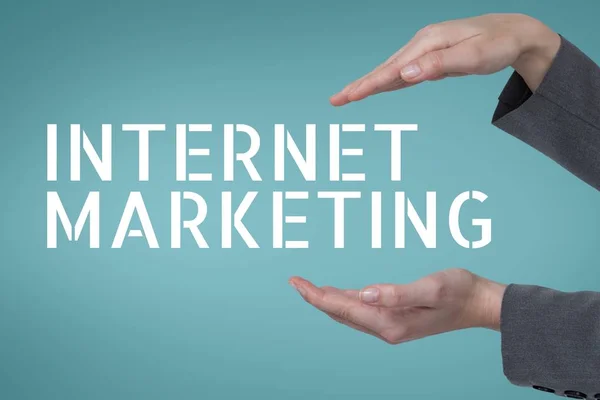 Mãos interagindo com o texto de marketing na internet — Fotografia de Stock