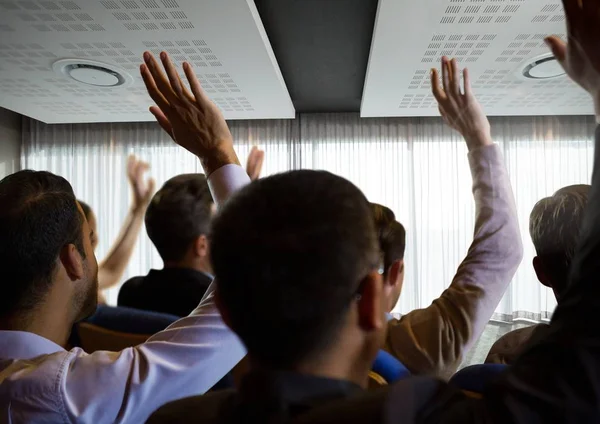 数字复合企业的人举起手在会议上由窗口 — 图库照片