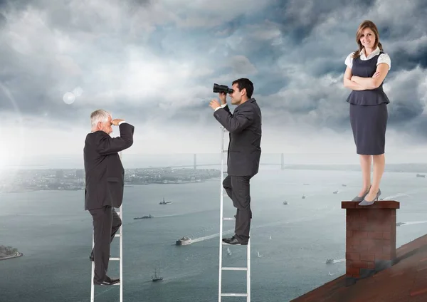 Zakenlieden op ladders onder zakenvrouw permanent op dak — Stockfoto