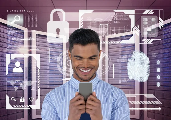 Obchodní muž drží telefon v serverovně — Stock fotografie