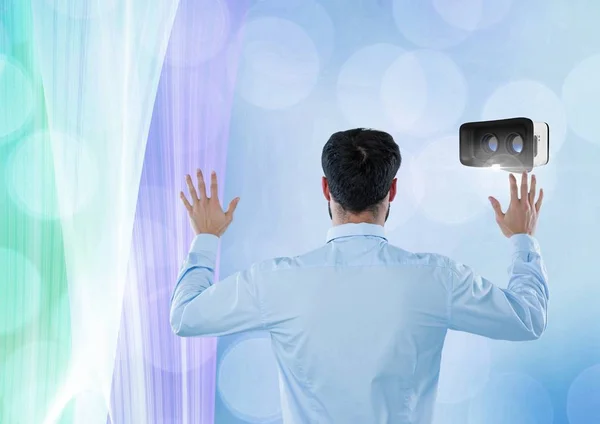 Człowiek, dotykając zestaw wirtualnej rzeczywistości — Zdjęcie stockowe