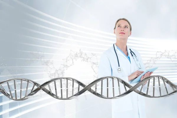 Доктор жінка, дивлячись вгору з 3D ланцюжком ДНК — стокове фото