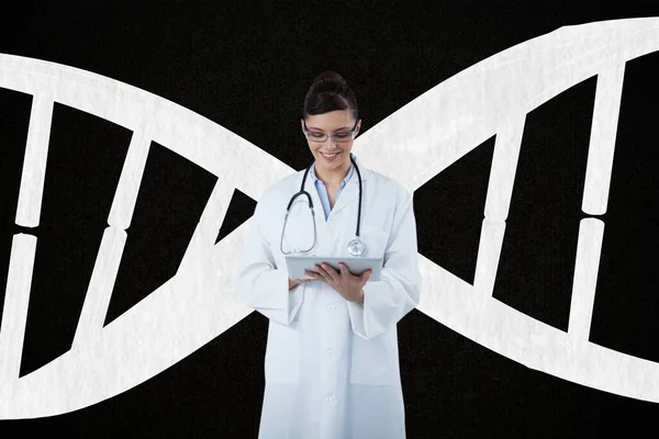 Médico segurando um comprimido com fita de DNA — Fotografia de Stock