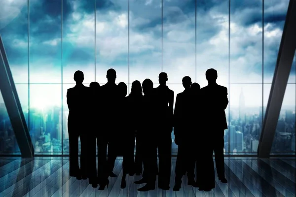 Business mensen silhouetten tegen gebouw — Stockfoto