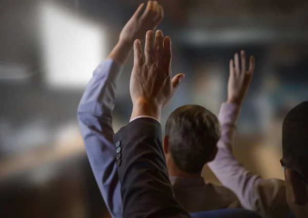 Des hommes d'affaires les mains levées lors d'une conférence — Photo