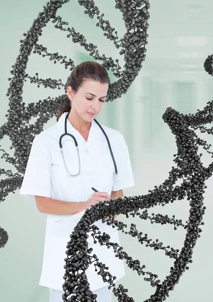 Женщина-врач, стоящая с трехмерной цепью ДНК — стоковое фото
