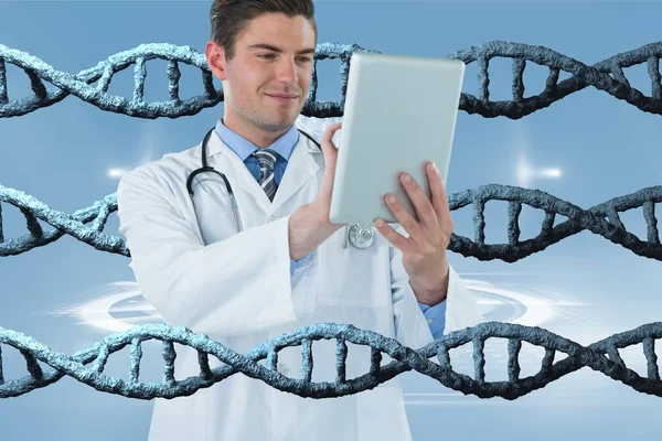 Щасливий лікар людина використовує планшет з 3D ДНК нитками — стокове фото