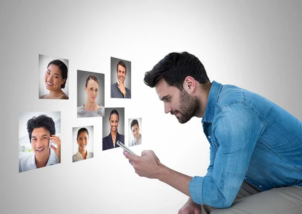 Чоловік тримає телефон з портретами профілю — стокове фото