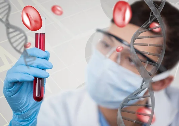 Женщина-врач взаимодействует с трехмерной цепочкой ДНК — стоковое фото