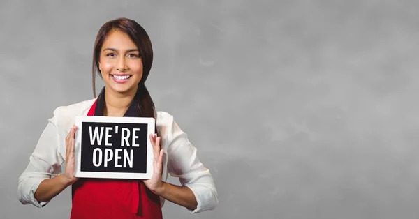 Mujer de negocios sosteniendo una tableta con estamos texto abierto — Foto de Stock