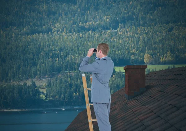Affärsman på stege med kikare över taket och skog — Stockfoto