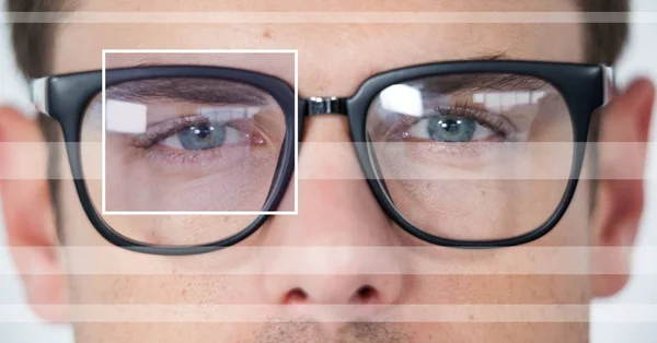 Homme avec boîte de mise au point des yeux sur les lunettes et les détails et lignes — Photo