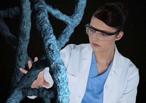 Женщина-врач взаимодействует с трехмерными нитями ДНК — стоковое фото