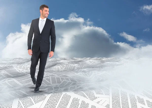Zakenman in zee van documenten onder de wolken van de hemel — Stockfoto