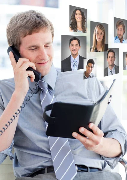 Hombre sosteniendo libro de contacto con retratos de perfil —  Fotos de Stock