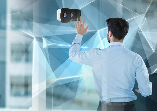 Mann berührt Virtual-Reality-Headset — Stockfoto