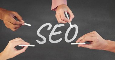 SEO iş metin ile etkileşim eller