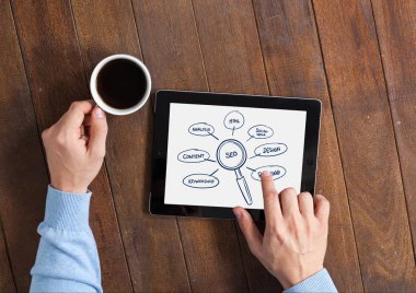 Web grafikleri ile bir tablet ile masa üstü