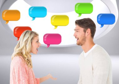 Parlak sohbet kabarcıkları ile Çift