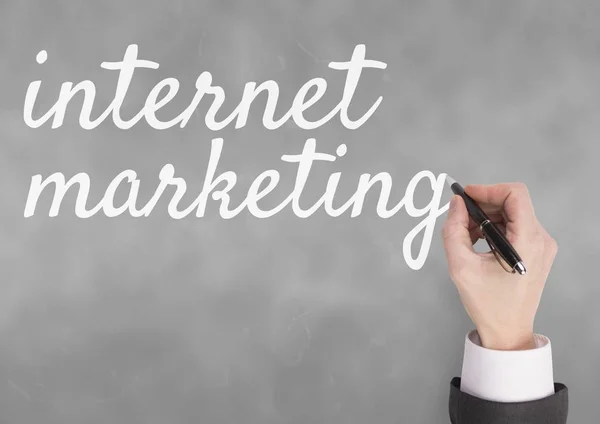 Main interagissant avec Internet marketing texte d'affaires — Photo