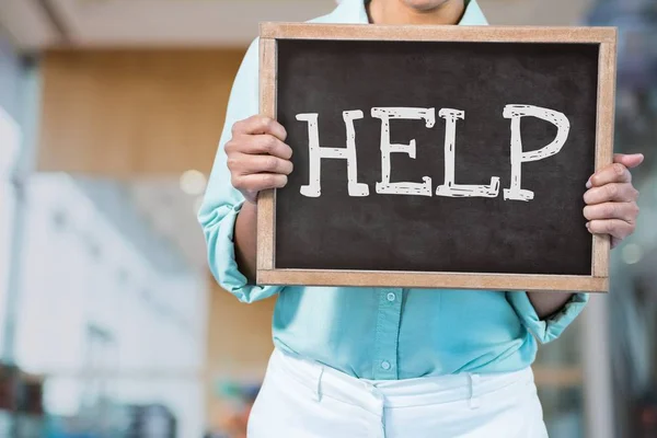 Geschäftsfrau hält eine Tafel mit Hilfetext — Stockfoto