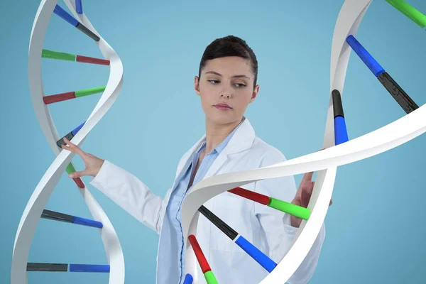 Mulher médica interagindo com fios de DNA 3D — Fotografia de Stock