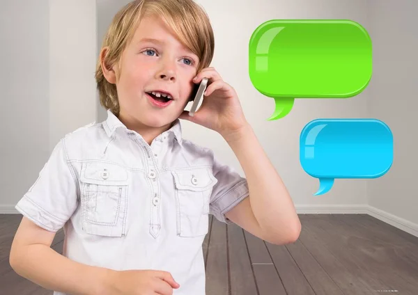 Pojke på telefon med två blanka chatt bubblor — Stockfoto