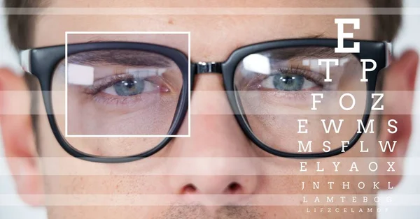 Hombre con ojo detalle caja de enfoque sobre gafas — Foto de Stock