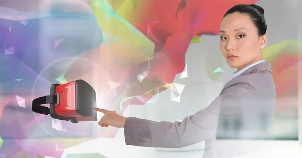 Mulher tocando fone de ouvido realidade virtual — Fotografia de Stock