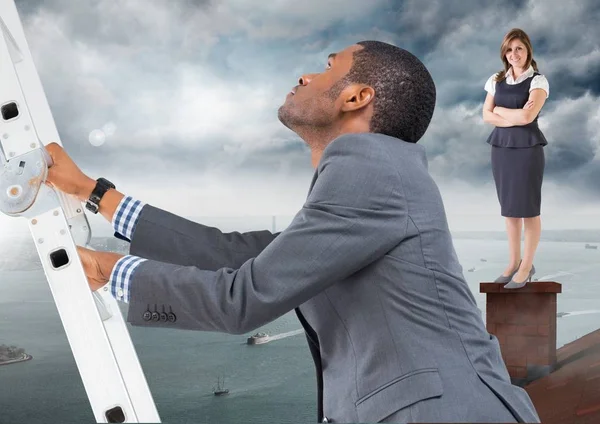 Zakenman klimmen ladder en zakenvrouw permanent op dak — Stockfoto