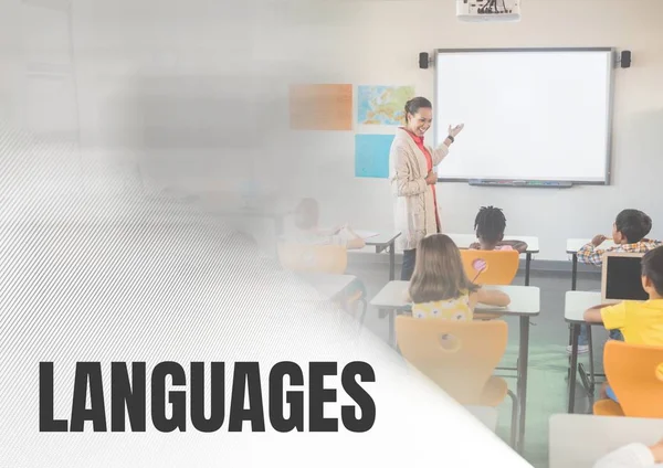 Testo delle lingue e insegnante di scuola con classe — Foto Stock