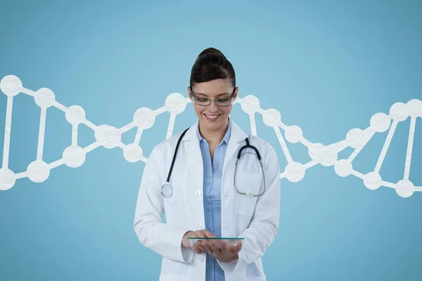 Mulher médica feliz olhando para baixo com fita de DNA — Fotografia de Stock