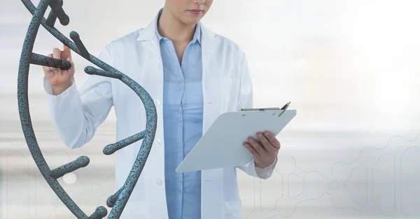 Mulher médica interagindo com fita de DNA 3D — Fotografia de Stock