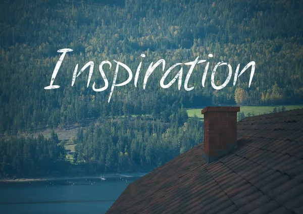 Texto de inspiração sobre telhado da floresta por lago — Fotografia de Stock