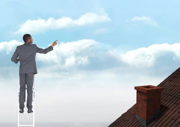 Zakenman staand op de ladder in de buurt van dak — Stockfoto
