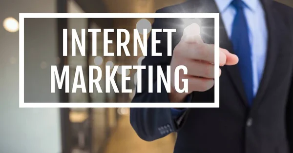Mão interagindo com internet marketing de texto de negócios — Fotografia de Stock