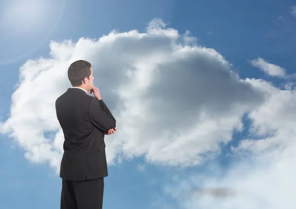 Zakenman onder de wolken van de hemel — Stockfoto